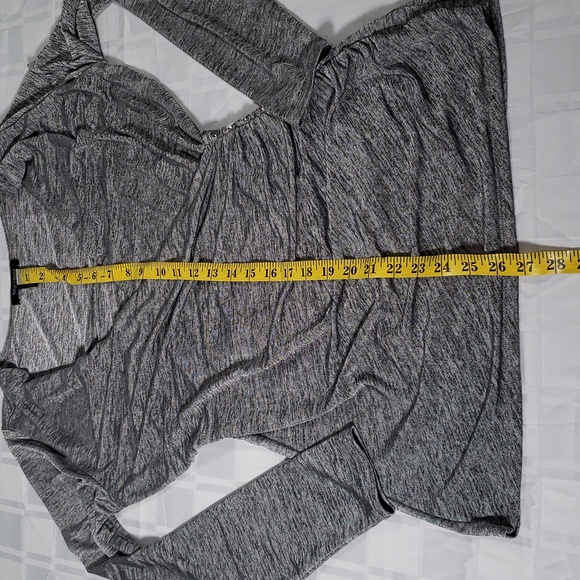 💕White house black market LARGE  Grey lightweight top with cinched side💕 - Picture 4 of 7